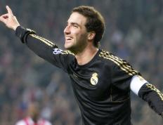 IM体育官网-王冠的交接，当三狮的铁幕遮住桑巴的月光，姆巴佩用一记爆射撕开2026的夜空