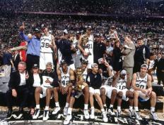 IM体育注册链接-马刺队后卫再砍+，助球队战胜尼克斯队的简单介绍