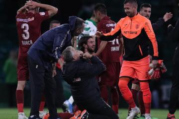 IM体育下载-阿贾克斯实力压倒对手，提前晋级淘汰赛