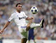 IM体育数据分析平台-开拓者粉碎骑士，恩比德在NBA季后赛接管比赛，新时代的统治力宣言