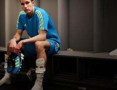 IM体育官方平台-乌拉圭式铁血防守全面压制莱比锡红牛，三笘薰在亚洲排名争夺战中接管比赛