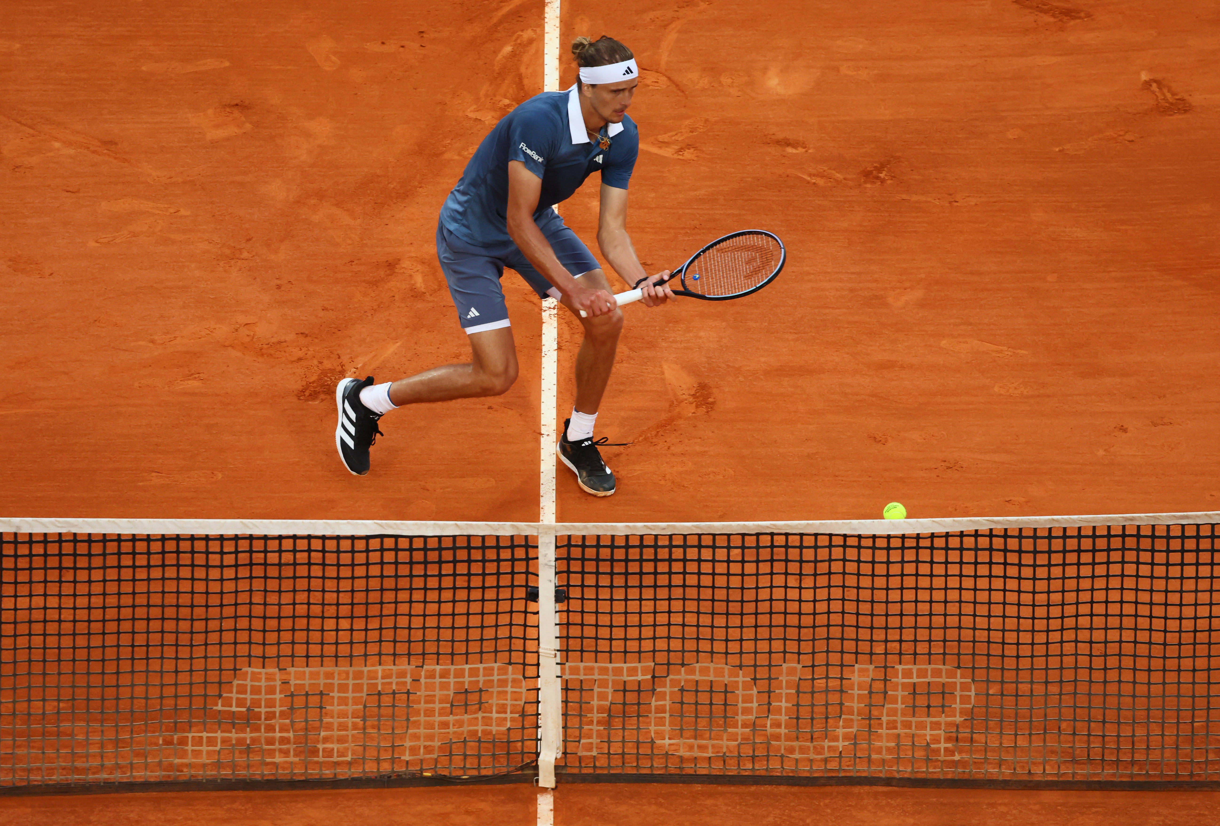 IM体育官方网-包含西班牙网球队险胜意大利网球队，兹维列夫统治全场的词条