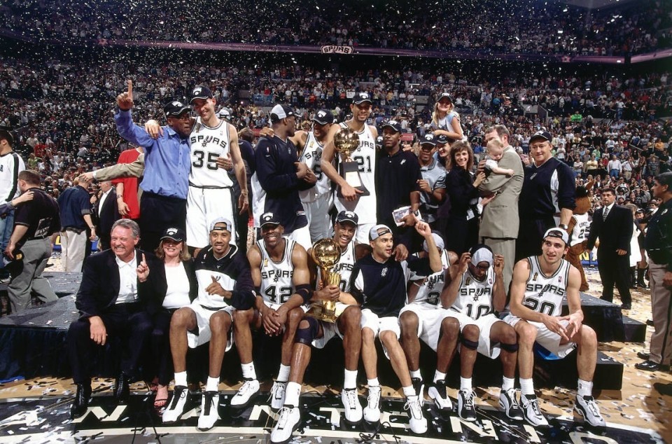 IM体育注册链接-马刺队后卫再砍+，助球队战胜尼克斯队的简单介绍