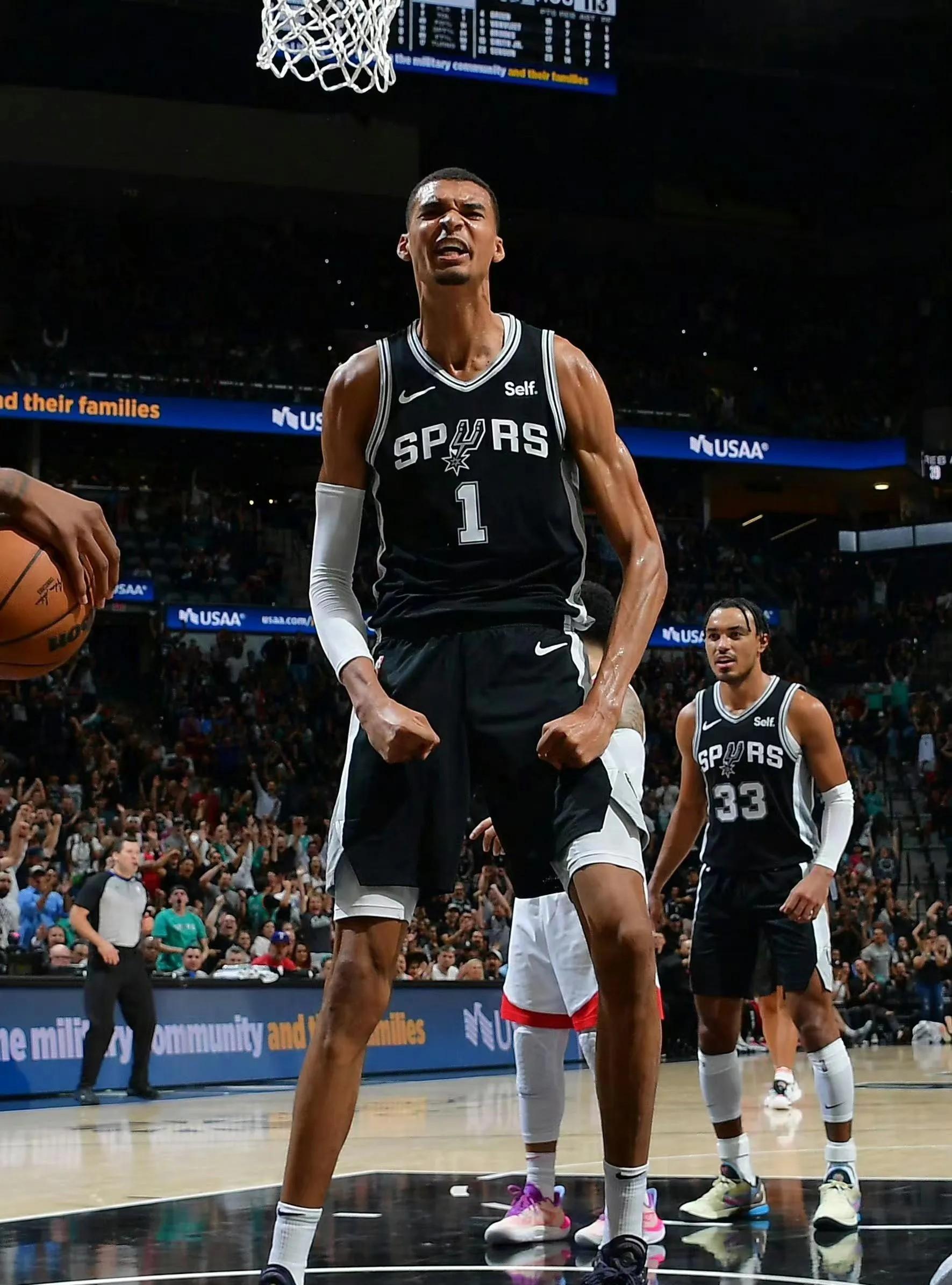 IM体育注册链接-马刺队后卫再砍+，助球队战胜尼克斯队的简单介绍