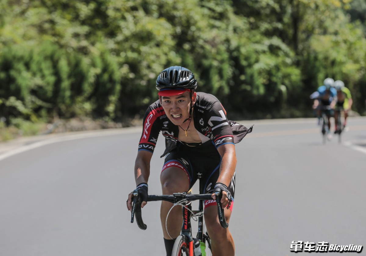 IM体育官方平台-游泳比赛惊现黑马，奋力冲刺的简单介绍