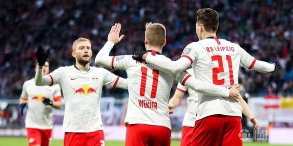 IM体育官方平台-法兰克福主场再度失利，球迷情绪起伏不定