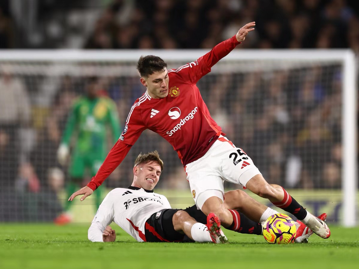 IM体育平台-莱比锡红牛完胜曼联，阿尔瓦雷斯关键制胜的简单介绍